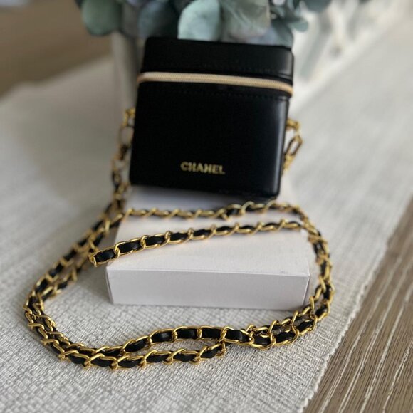 Chanel Beauty Makeup Crossbody Bag with Mirror & Detachable Chain Black Gold NIB - Picture 2 of 10